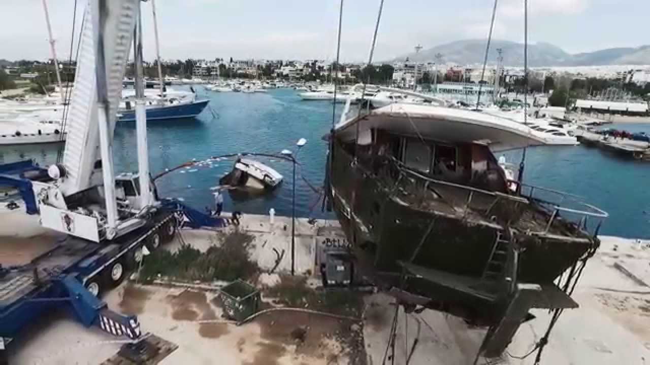 Ανέλκυση σκάφους από την 3η μαρίνα Γλυφάδας