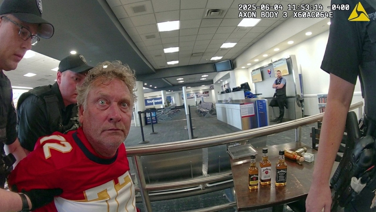 Богатый генеральный директор вышел из себя после того, как ему отказали в посадке в аэропорту.