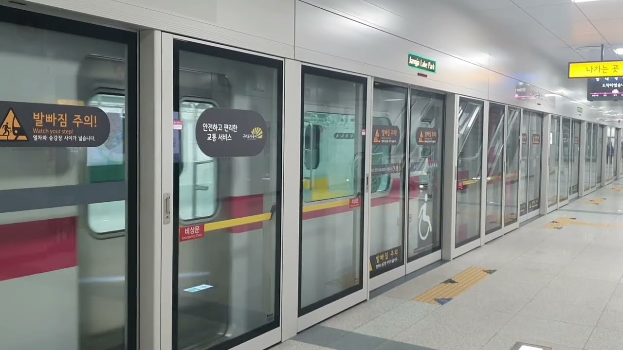 서울지하철 8호선 장자호수공원역의 전동차/Jangja Lake park stn.