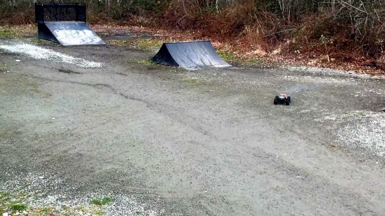 HPI Savage XL 5.9 Extreme bashing, Back Flips and Big Jumps