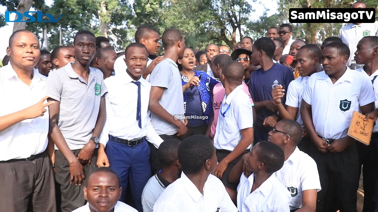 SHANGWE LA DC JOKOTE AKIPOKOLEWA NA WANAFUNZI WA MINAKI BOYS ''SMART GENERATION YATOA VITABU''