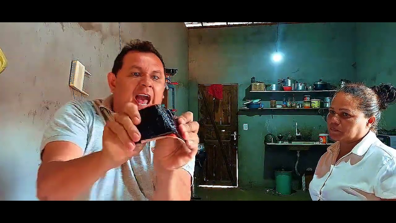 Marido quebrou o celular da esposa 
