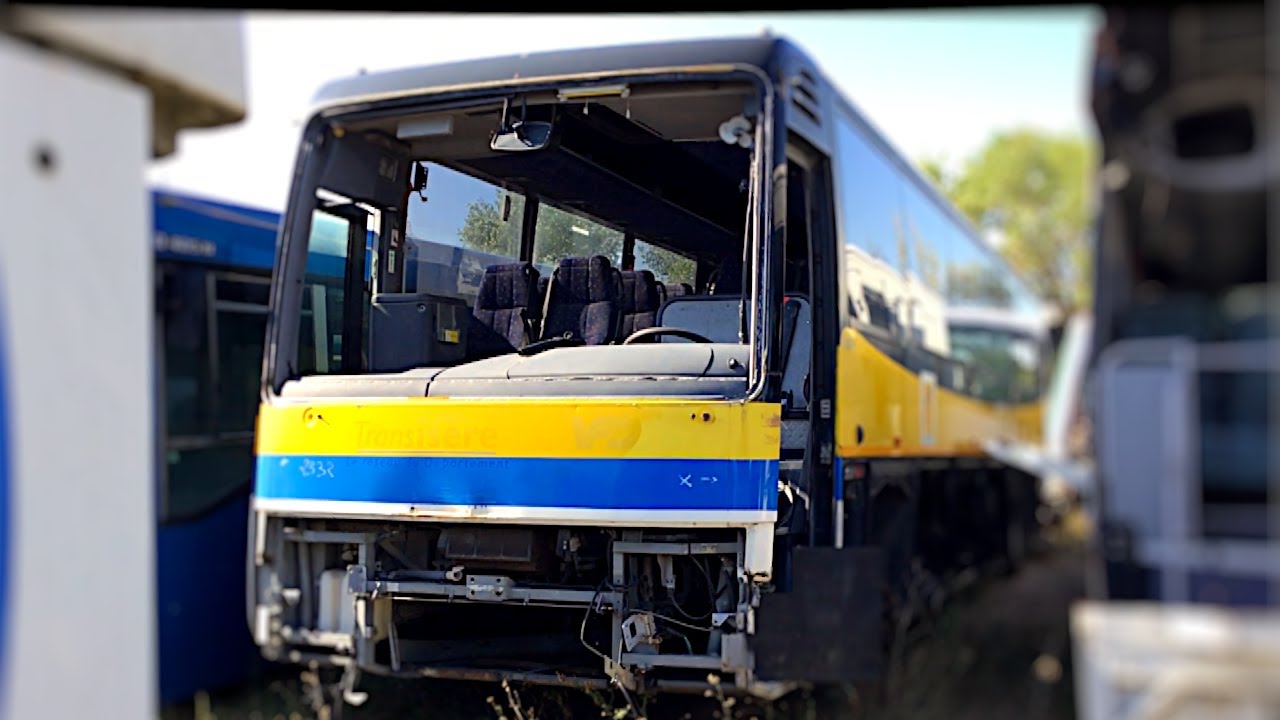 Je visite une casse pleine de bus et cars