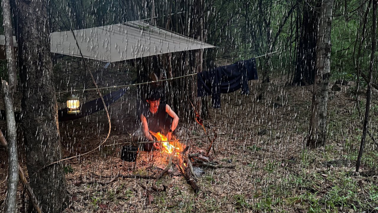 ฝนตกถล่มมา!ไม่ทันตั้งตัว ตั้งแคมส์นอนป่าไม้ลวกย่างหมูกรอบกินแสนอร่อย!