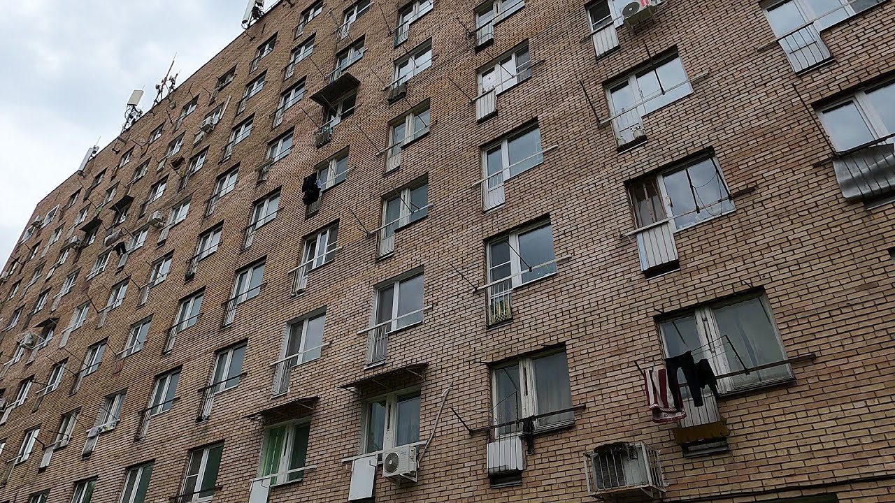Атмосферное комплексное общежитие СССР в Тольятти. Экскурсия по советскому дому со старыми лифтами.