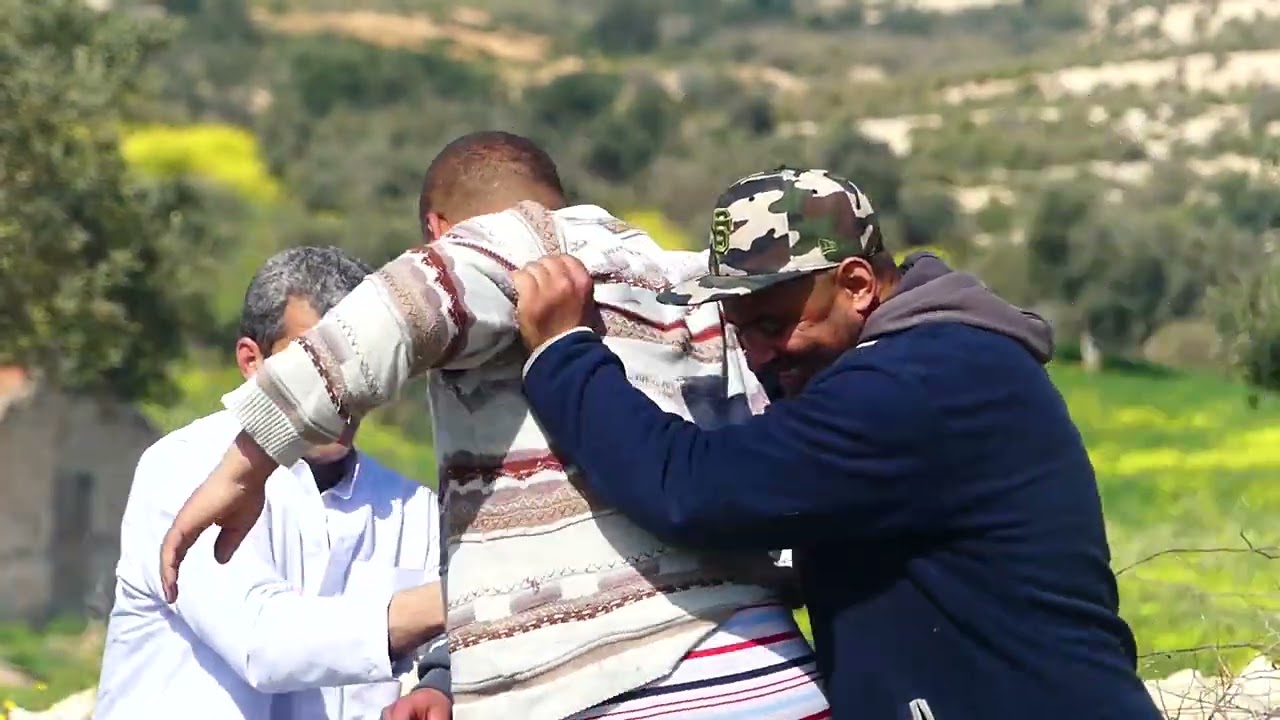 كاميرا خفية شبعة ضحك ، تمشي بساقيك وتلقى روحك في مشكل كبير