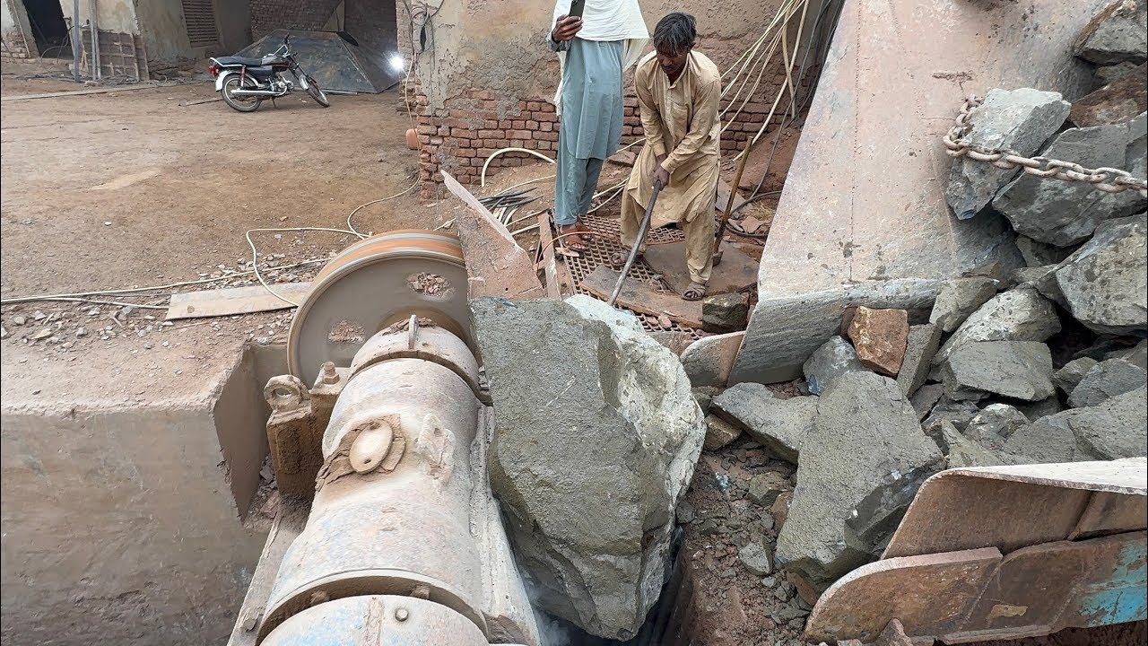 &ldquo;Hopper Jammed! Crushing Giant Rocks with Extreme Machine Power 💥 | Stone Crusher Working&rdquo;