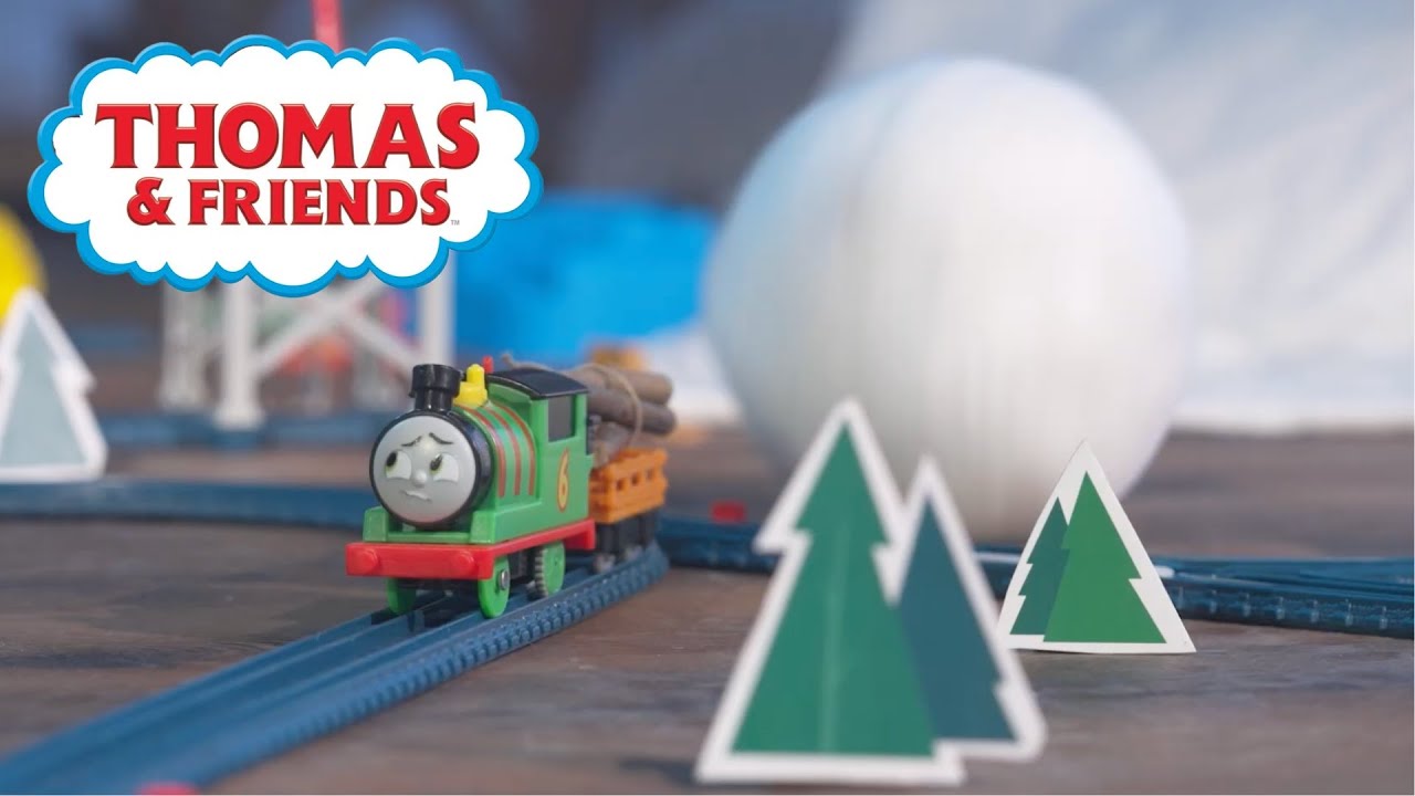 💥❄️ Percy ve Darcy dev bir kartopu içinde mahsur kalıyor! | Dikkat et, Thomas! | Tren Thomas