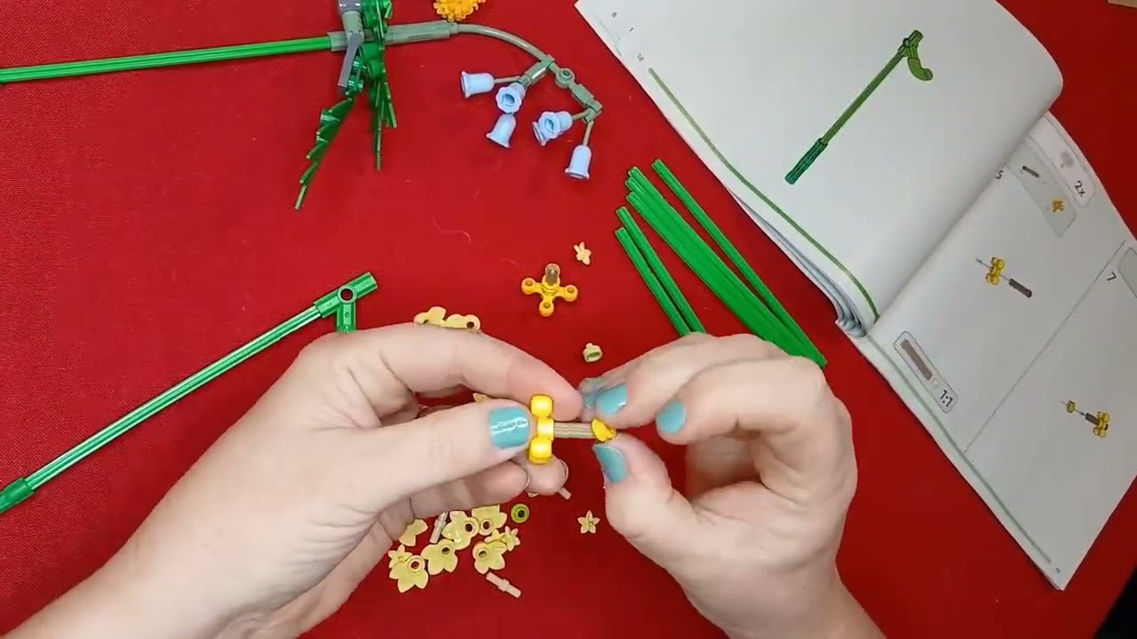 Lego 10347 Petite Sunny Bouquet Botanicals Build video 