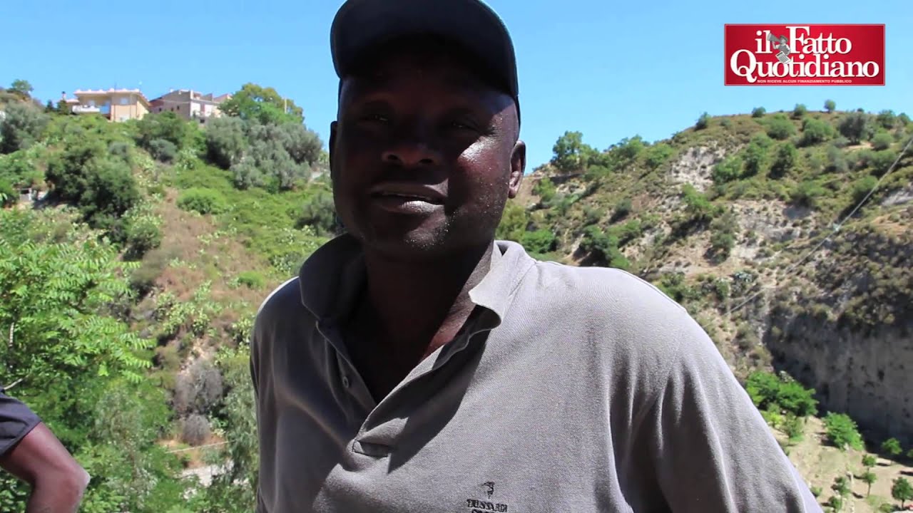 Migranti, viaggio a Riace dove l'accoglienza funziona. Sindaco: “Utopia della normalità”