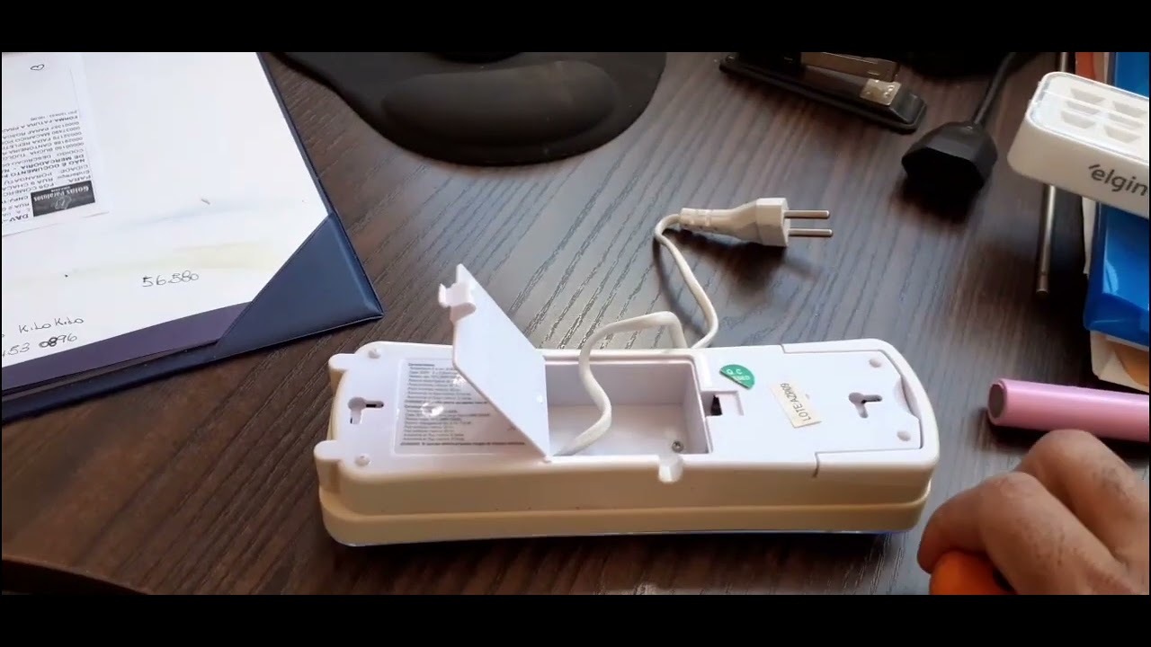 Como transformar uma luz de emergência usada para um luminaria com fonte USB.