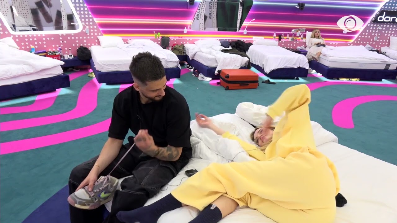 Gimbo dhe Selin luajnë me njëri-tjetrin në dhomën e gjumit - Big Brother Albania VIP 5