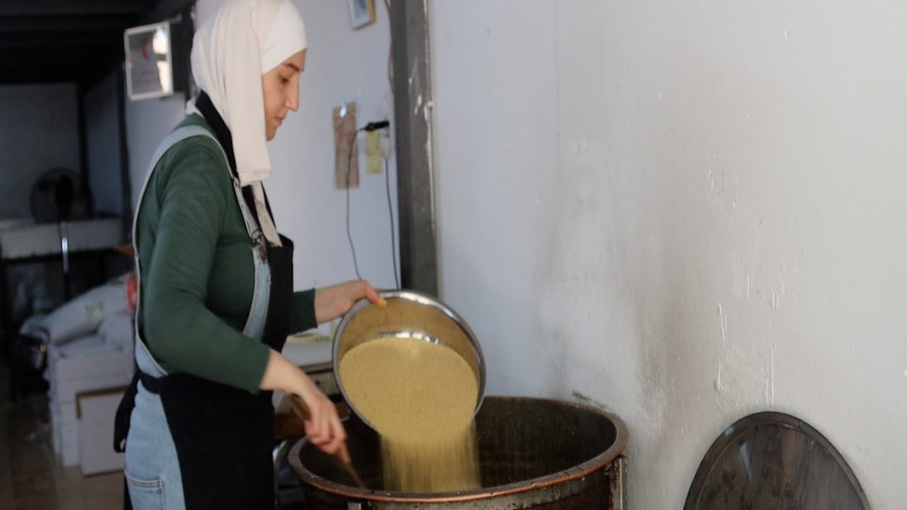 صناعة السمسمية والحلقوم.. مشروع تقليدي للزوجين هيا وأحمد بطابع عصري