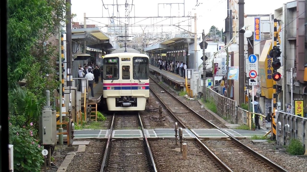 【前面展望】　ぎりぎりまで間隔を詰めて運転する京王線