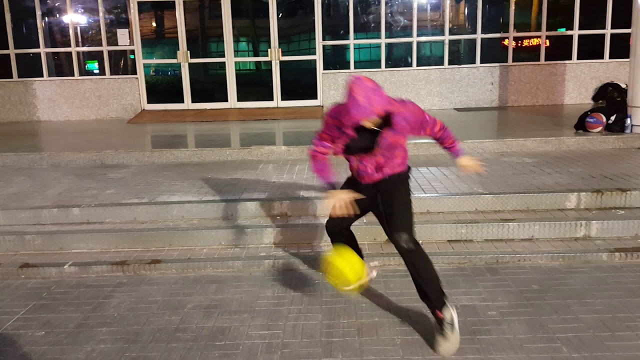 花式街頭籃球【小夫】秀一段簡單的花式籃球動作，快來玩玩看🏀
