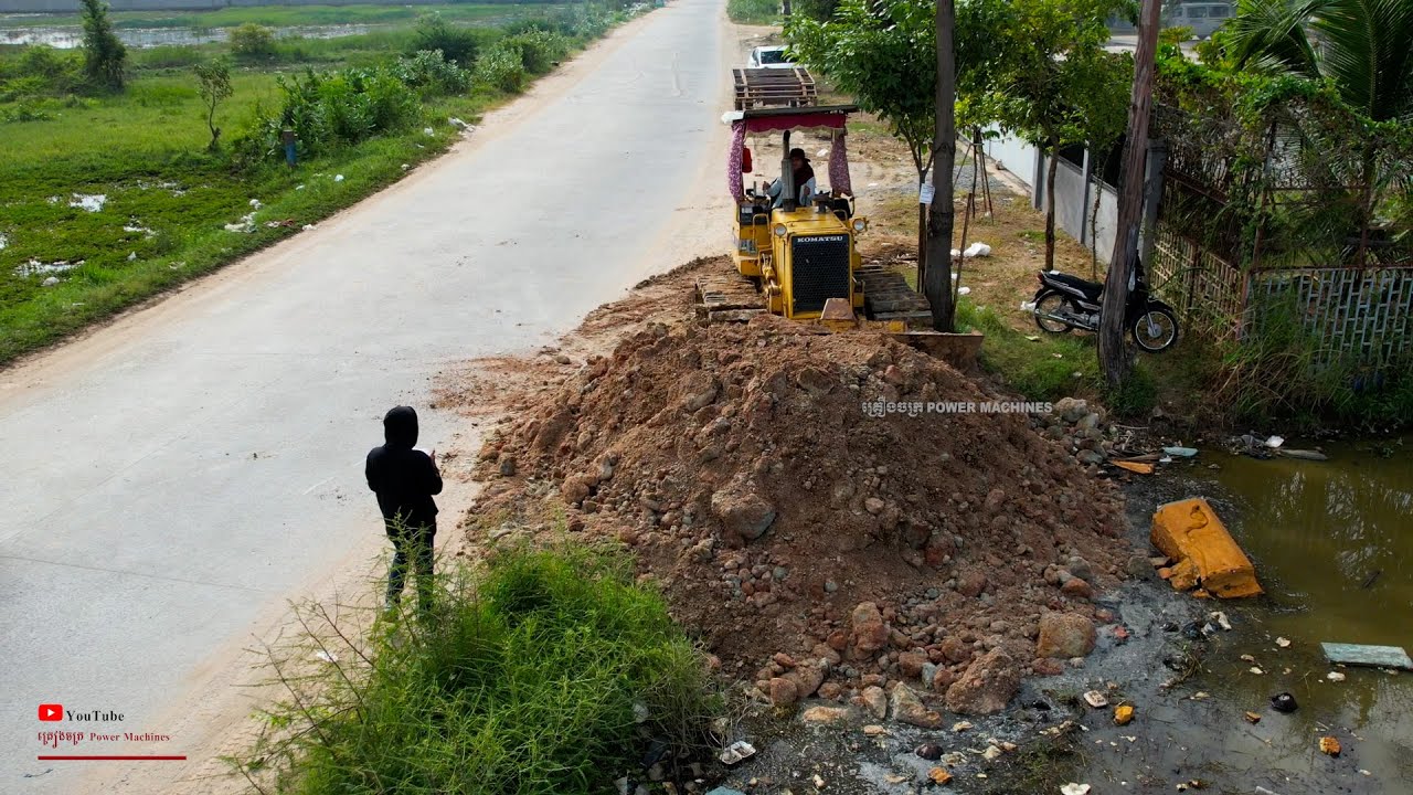 Excellent Project D31P KOMATSU Dozer Push Drop Soils Into Water Mak Road Soils Adjacent To The Fence