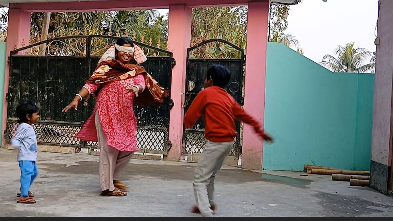 আজ নিজেকে বরো অপরাধী মনে হচ্ছে 😌।। এই অপরিচিত মানুষের মাঝে আমারই আমাদের সাথী  👨‍👩‍👧‍👦।।