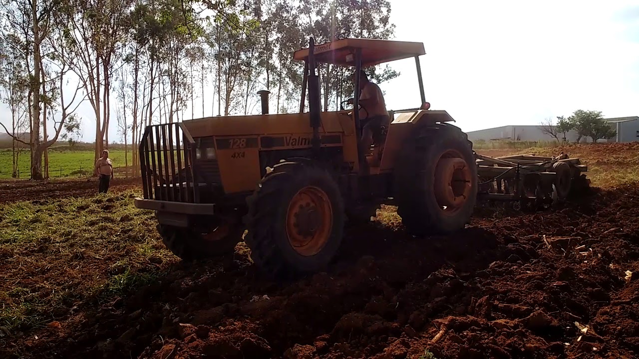 Trator Valmet 128 gradeando com grade de 16x30