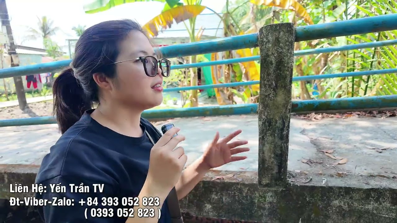 Những hố lớn dần xuất hiện trên cây cầu cũ kĩ, gây nhiều khó khăn cho bà con, học sinh khi qua lại