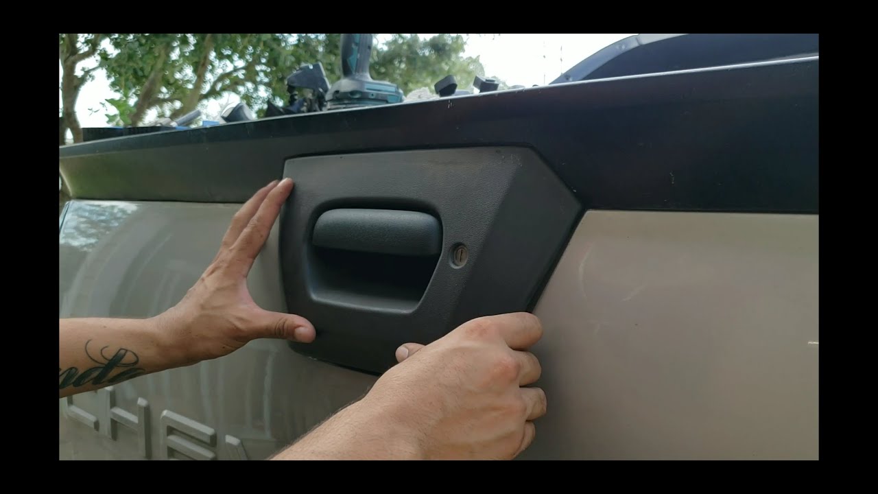 how to change door handle tailgate Chevrolet avalanche 2005