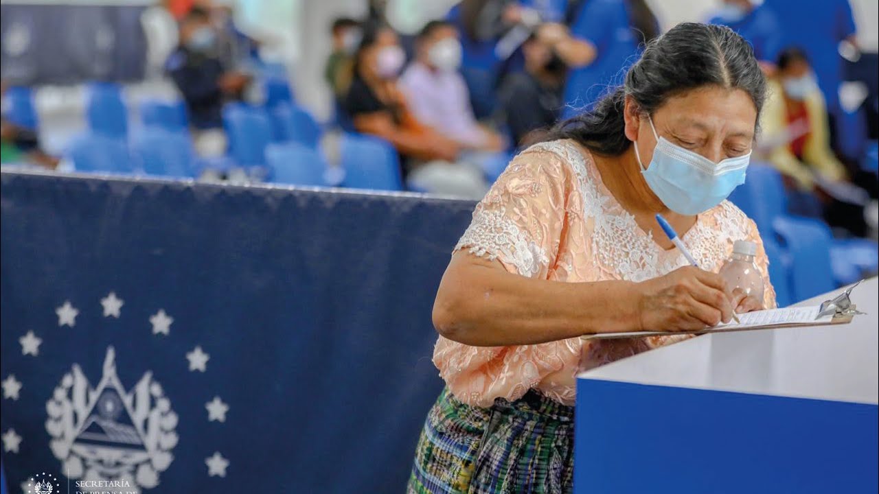 MINSAL realiza vacunaci&oacute;n contra el COVID-19