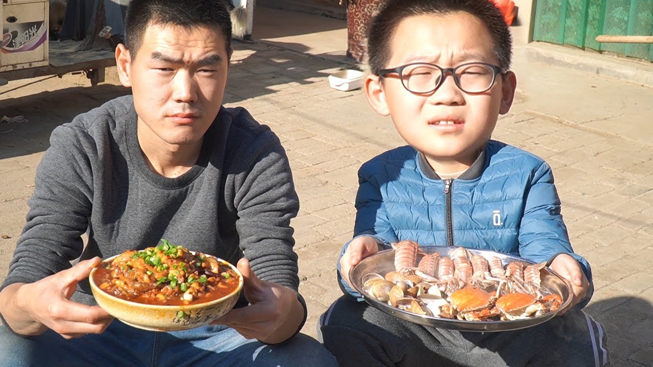 【食味阿远】阿远今天买了100块海鲜，做完酱香鱼杂再蒸海鲜，儿子直接上手了 | Shi Wei A Yuan