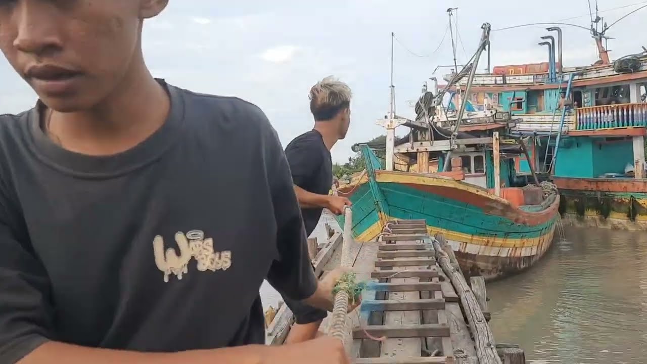 Susah Sandar Kapal Kluwut Saat Pulang Melaut | Km Mekar Utama 