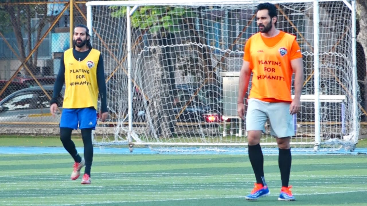 Bigg Boss 18 Winner Karanveer Mehra Play Football With Abhishek Bajaj 