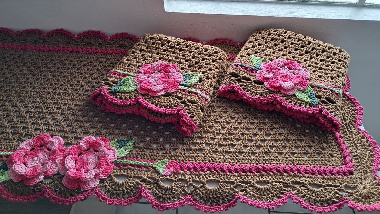 Jogo de passadeira com ponto puff e aplicação de flores nessa combinação perfeita vem se apaixonar🩷🤎