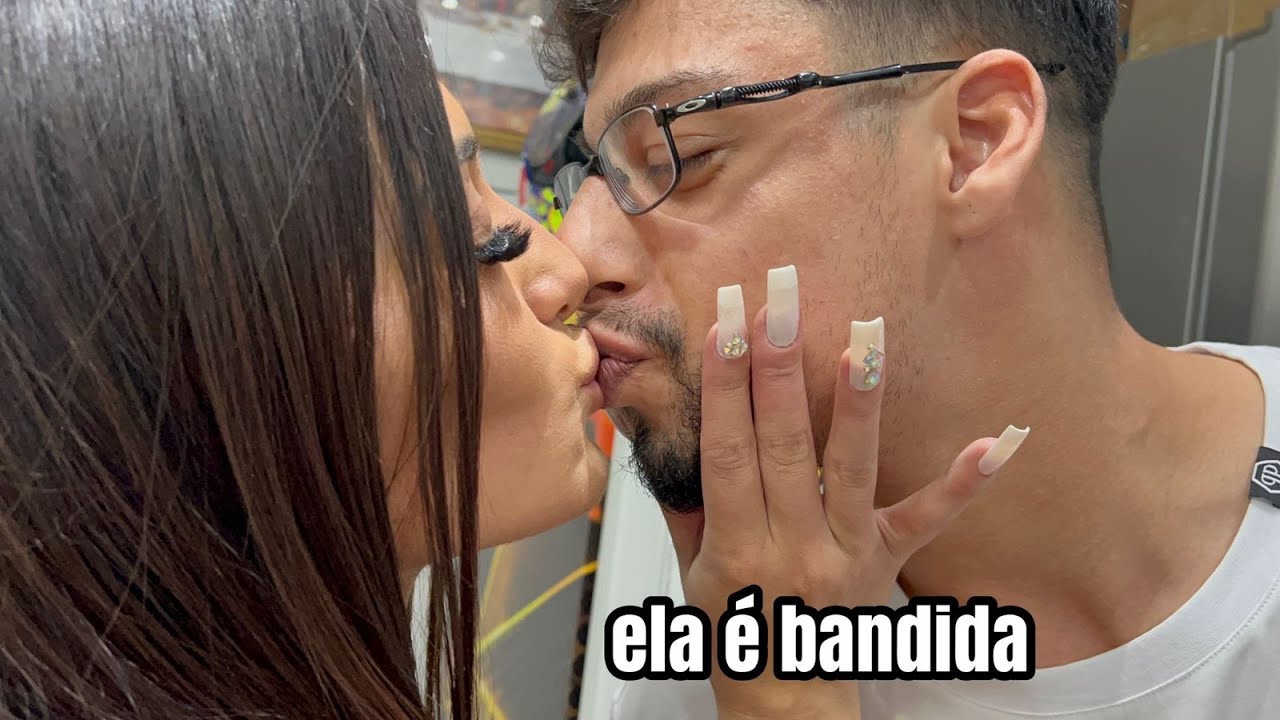 ela beijou o chapa mc