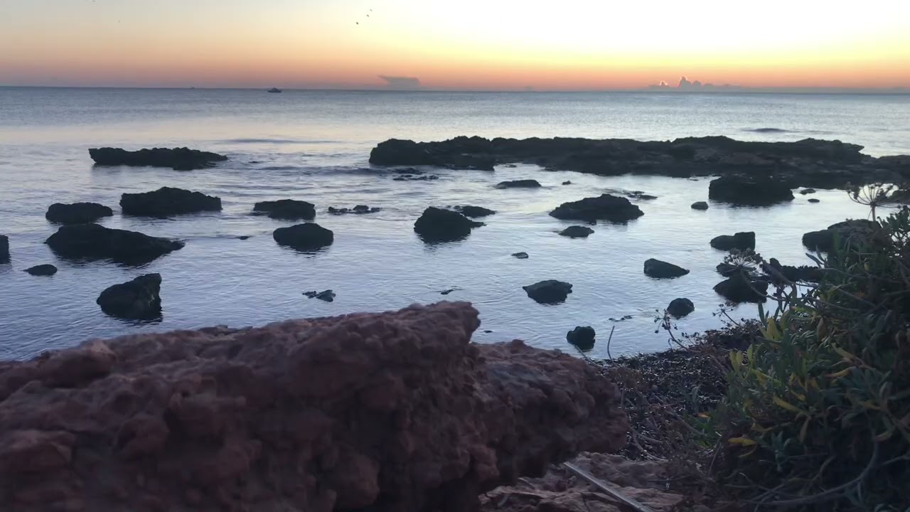 Paz y silencio en el amanecer costero