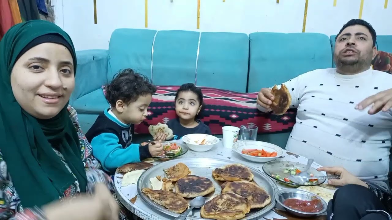 فطار رمضان عملت لهم اكبر صينيه حواوشي بالفلفل الاحمر والسلطات تعالوا اسمعوا من هاني الكلمتين دول