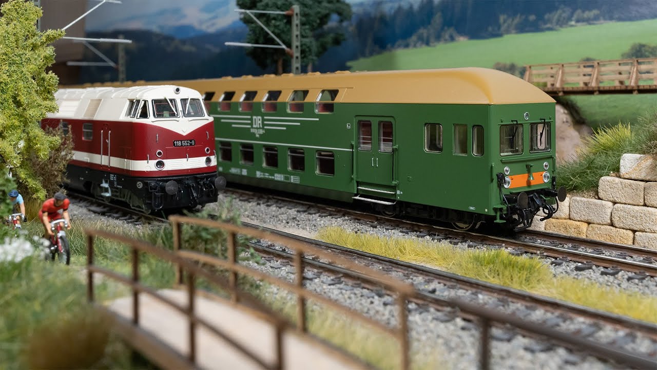 Rivarossi Doppelstockwagen DBvq (HR 4304) und Roco BR 118 der DR (73888) in H0