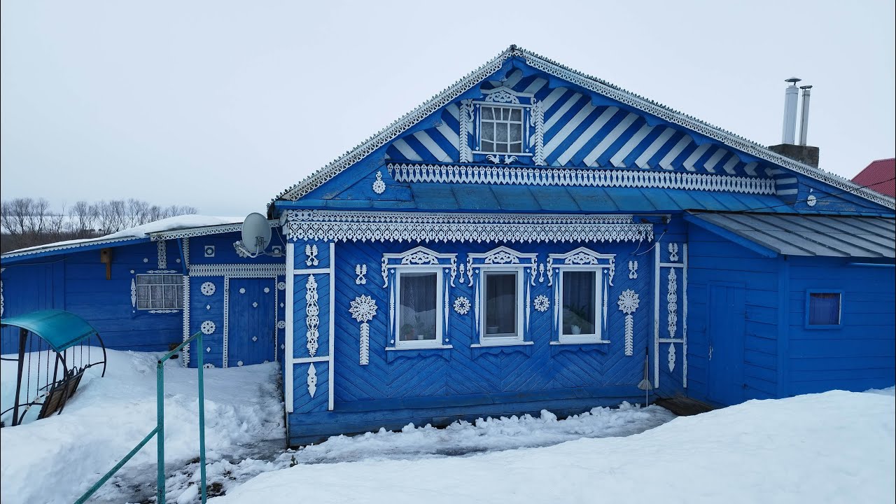 Счастливая семейная жизнь в деревне в России.