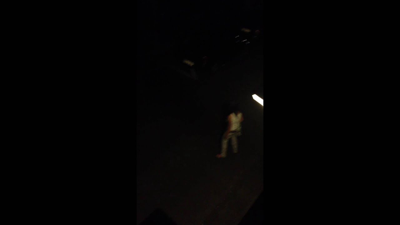 Frau randaliert in der Stadt