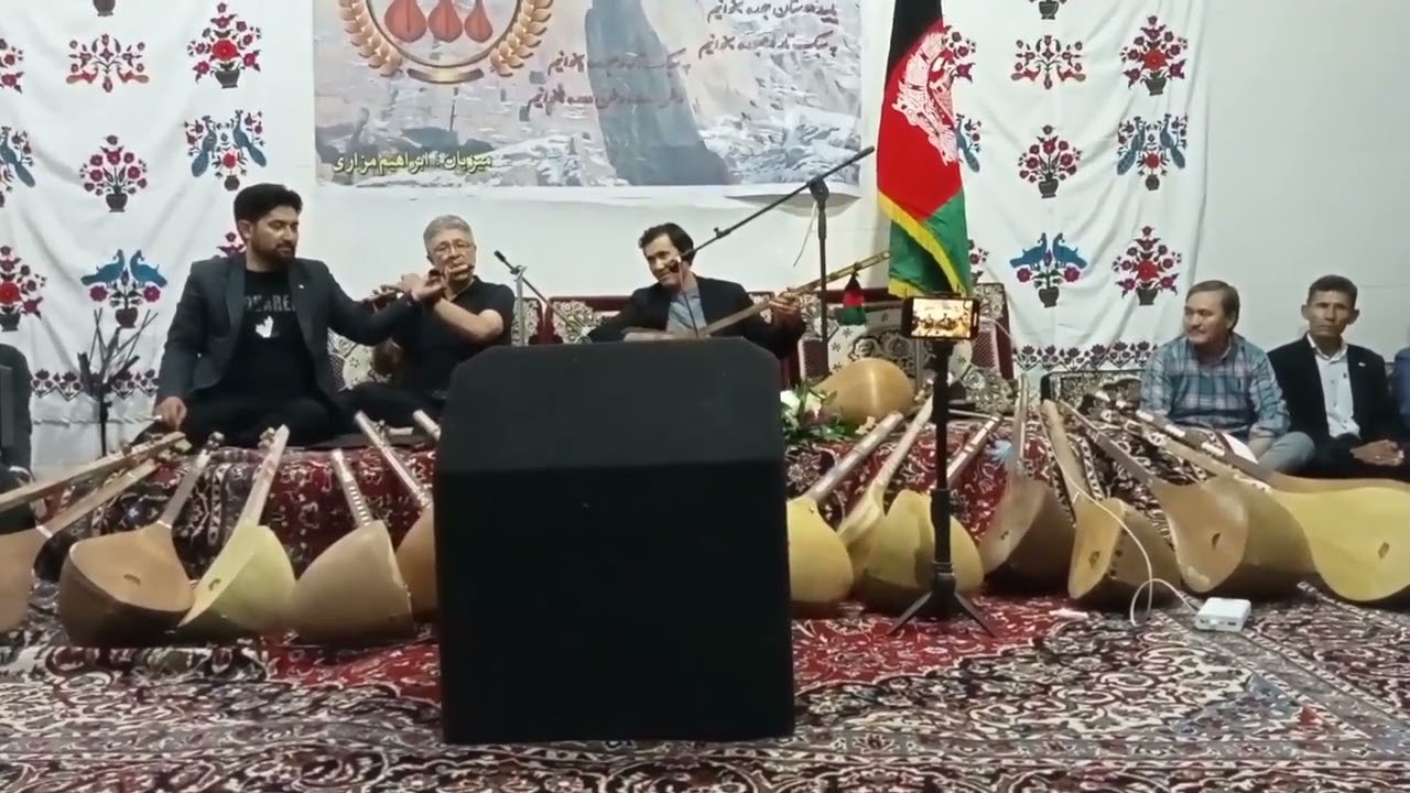 عجب شب بود دور همی دم بادمبوره  محل کاشان بامزبان اقای  مزاری  خواننده‌  اقای خاوری ❤️💙🧡💚🌹