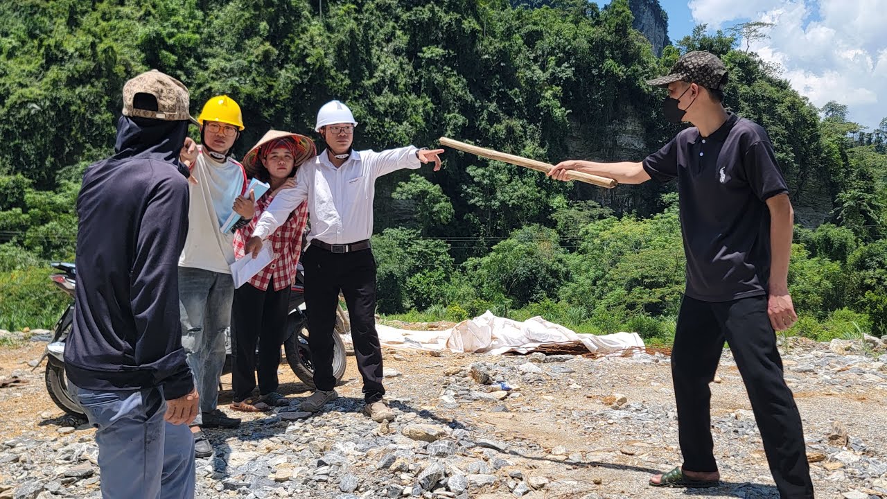Full video: Poor girl chased by villains. Two construction engineer brothers help her.