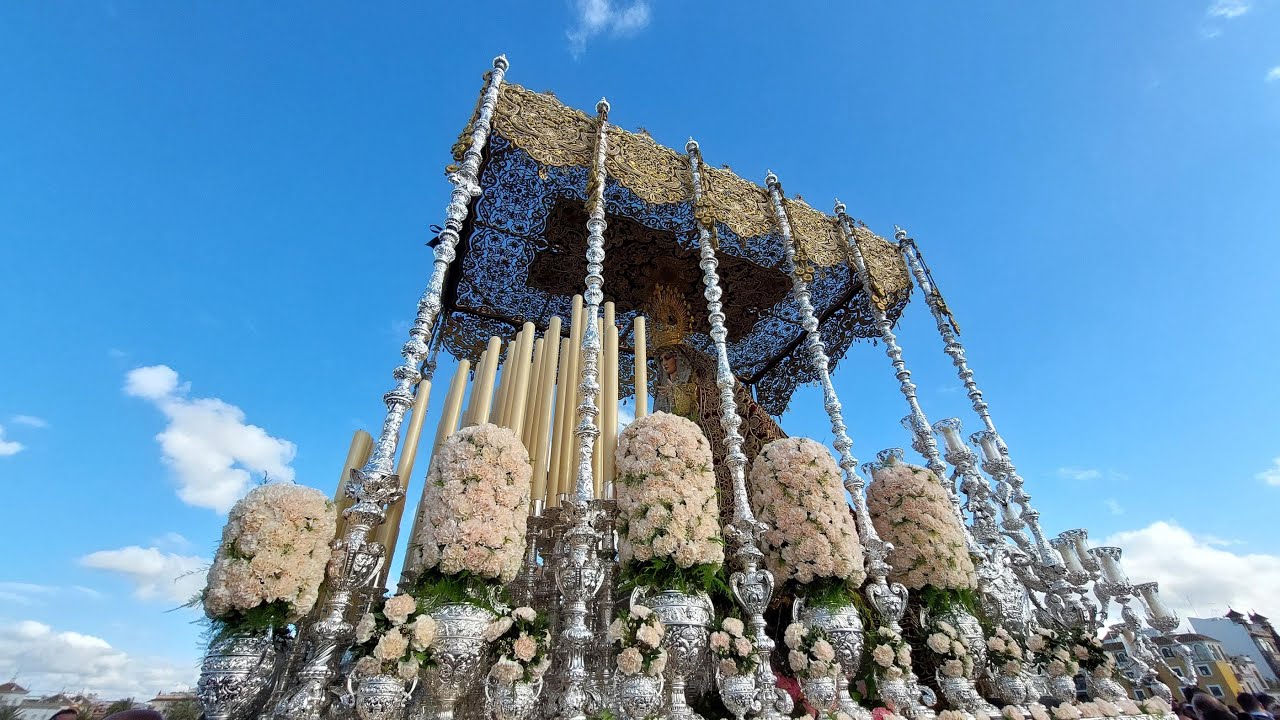 VIRGEN DEL PATROCINIO POR EL PUENTE DE TRIANA.  VIERNES SANTO 2025.  SEMANA SANTA DE SEVILLA.