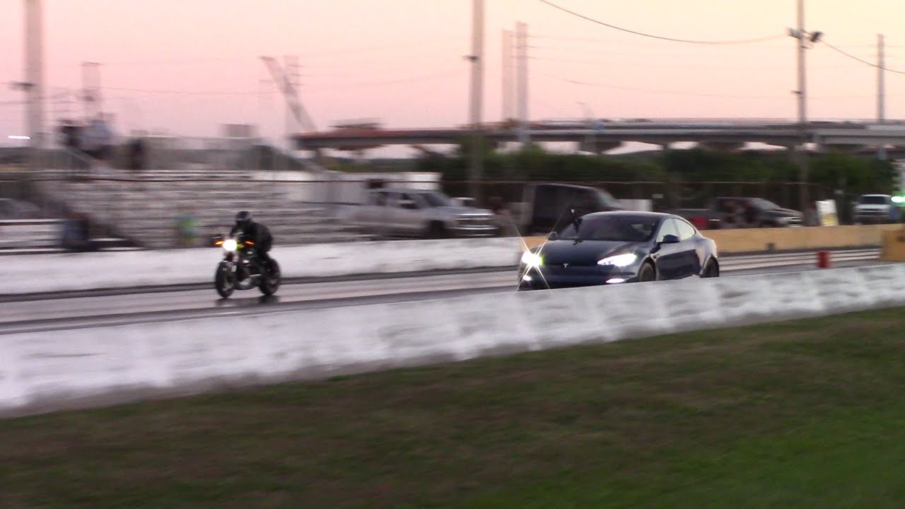 Harley-Davidson LiveWire&reg; Electric Bike vs Tesla Plaid 1/8 Mile Drag Race