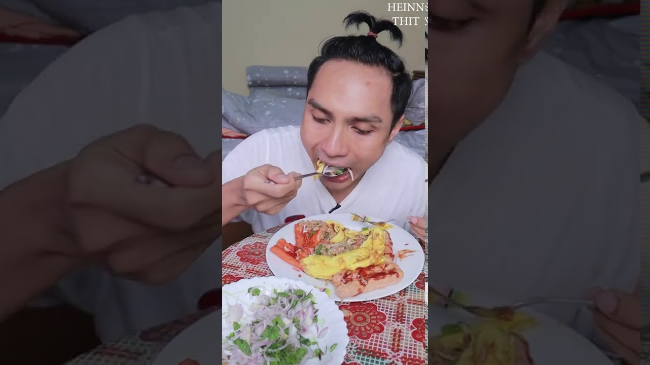 Heinn Thit - Eating show of Mid-night Sausage Fried rice and sour onion salad