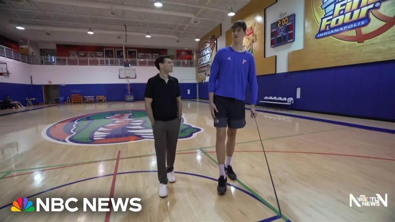 World&rsquo;s tallest teen makes basketball history