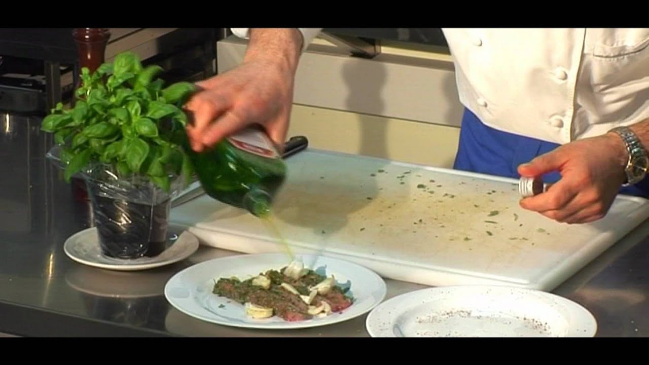 Filetto di coniglio macerato su insalata di mozzarella e pomodoro