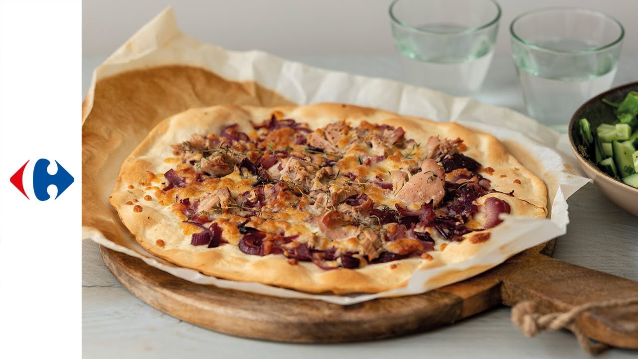 Pizza aux oignons rouges confits et au thon
