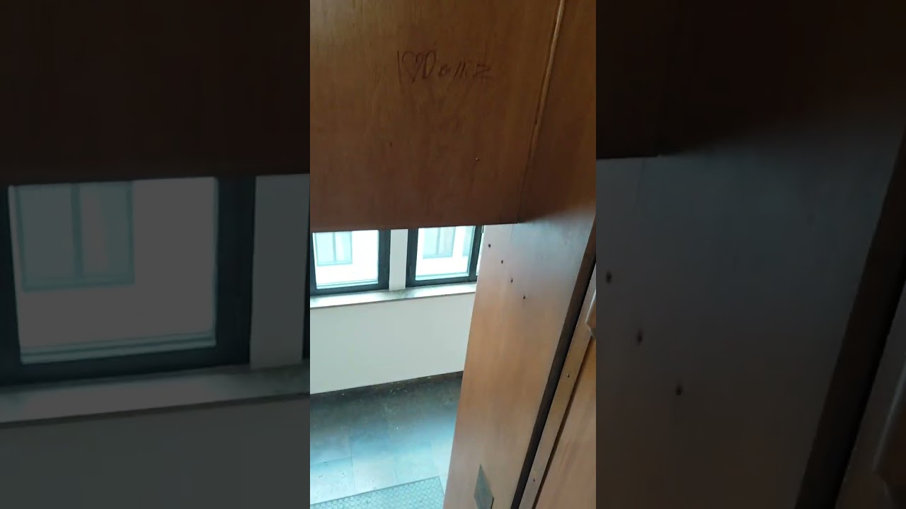 Dieser Schöner Paternoter Befindet sich In Literaturhaus in Stuttgart sein Baujahr 1950 