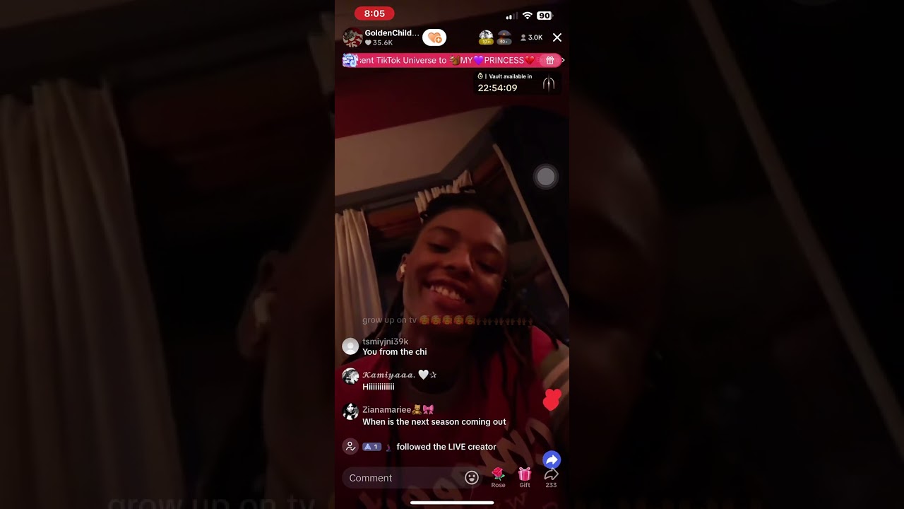 Майки Эппс из The Chi в прямом эфире TikTok 29 июля 2024 года.