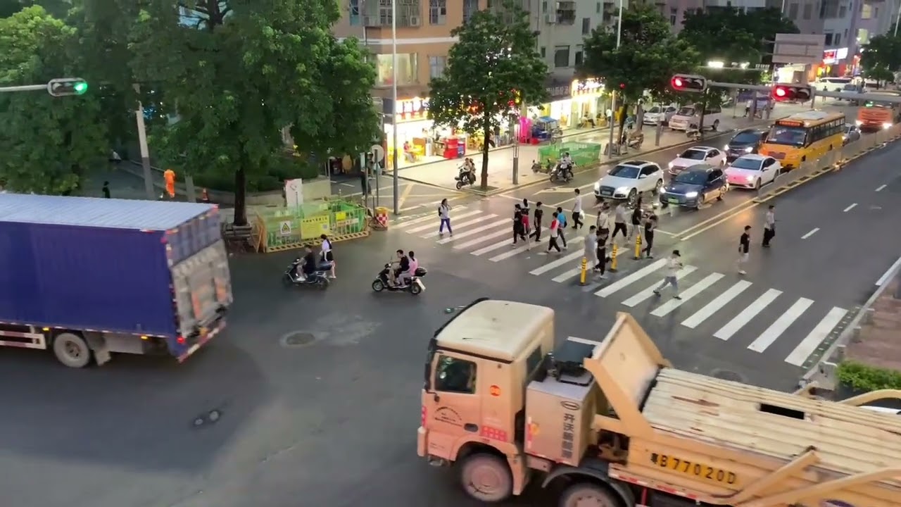 深圳这个社区太牛了，常住人口30万，建设水平堪比一座普通县城。 #街道 #街景 #深圳 #章阁社区 #车流 #车水马龙 #繁华 #城市里的烟火气