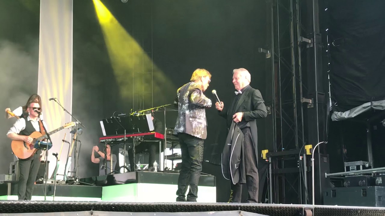 Cliff Richard live Bright Eyes at Cartmel 28.619