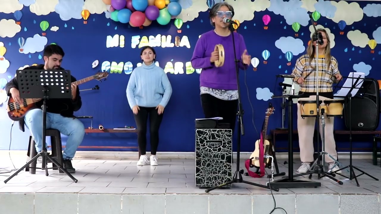 Jugando, cantando y hablando en vivo
