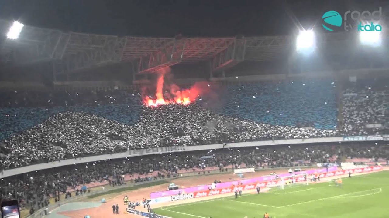 Vesuvio fumante. Fantastica coreografia dei tifosi del Napoli prima dell'incontro con la Juventus