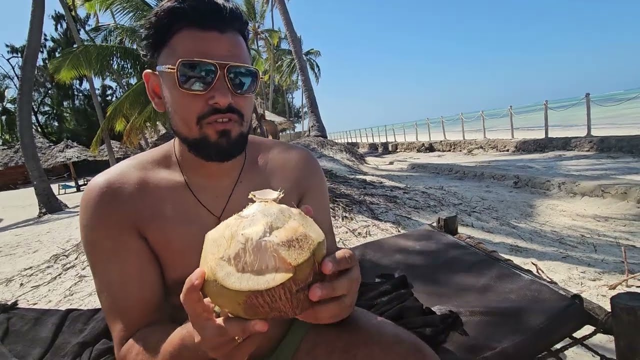 Milica Kemez i Bora Santana -ZANZIBAR- ISPROBAVAJU KOKOS KOJI JE PAO SA DRVETA !!!